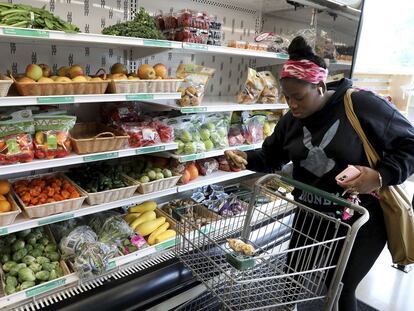 Una mujer realiza sus comprass en Englenwood, Chicago, en mayo de 2022.