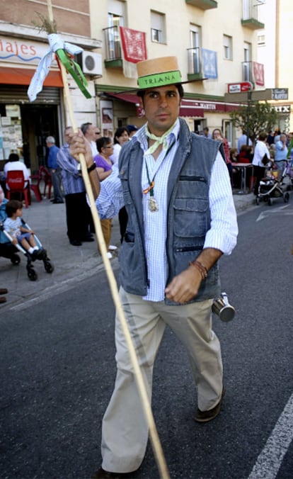 Francisco Rivera ha colgado el traje de luces para vestirse de campo y hacer con sus amigos de Triana el camino del Roco. El torero sigue la tradicin de su familia, muy devota de esta romera que siguen cada a?o miles de personas.