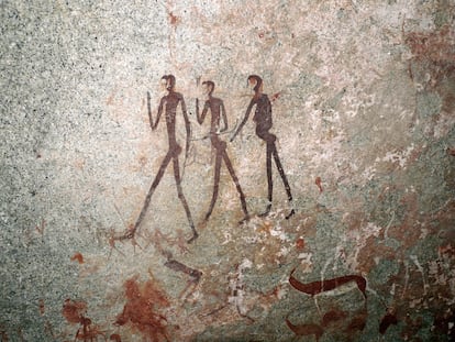 Pintura rupestre en Brandberg (Namibia) de figuras antropomorfas y antílopes.