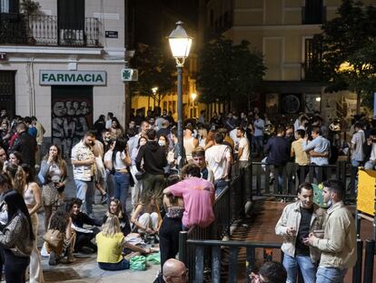 Botellón en el barrio de Malasaña de Madrid este fin de semana sobre la 1 de la madrugada.