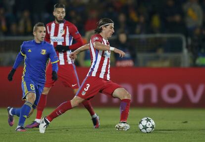 Filipe Luiz del Atlético de Madrid corre con el balón.