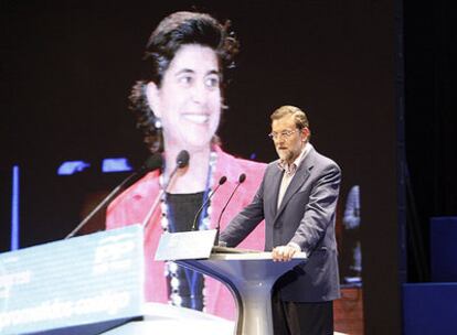 Rajoy pronuncia un discurso en el congreso del PP vasco ante la imagen de María San Gil.