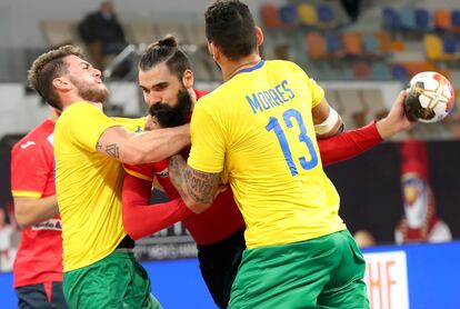 Jorge Maqueda (centro) trata de superar a dos jugadores brasileños este viernes en el partido entre España y Brasil en El Cairo.