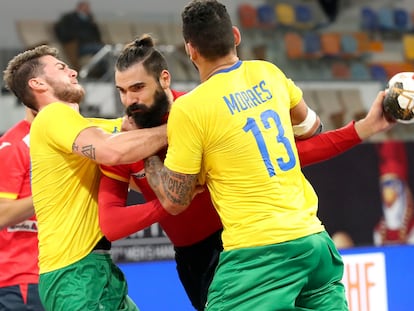 Jorge Maqueda (centro) trata de superar a dos jugadores brasileños este viernes en el partido entre España y Brasil en El Cairo.