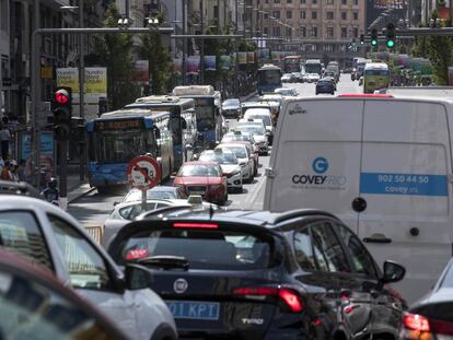 Tráfico en la Gran Vía el pasado julio.