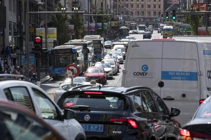 Tráfico en la Gran Vía el pasado julio.