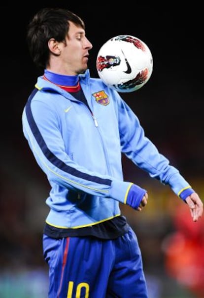 Messi juguetea con el balón en un calentamiento.