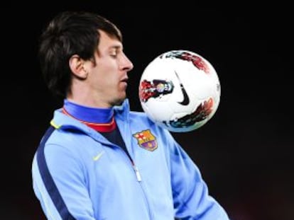 Messi juguetea con el balón en un calentamiento.