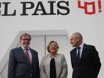 Juan Luis Cebrían (i), junto a Antonio Caño y Manuela Carmena este martes.