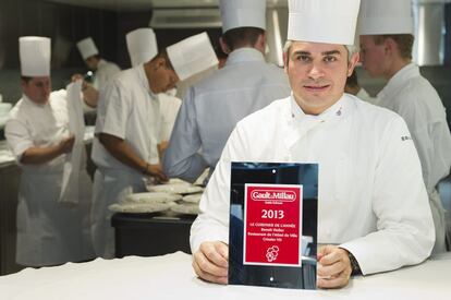 El chef suizo Ben&icirc;t Violier posa con el certificado de mejor restaurant de la gu&iacute;a Gault Millau de 2013.