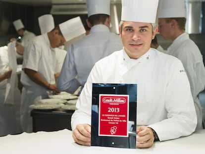 El chef suizo Ben&icirc;t Violier posa con el certificado de mejor restaurant de la gu&iacute;a Gault Millau de 2013.