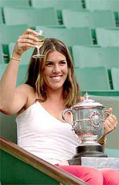 Jennifer Capriati brinda en París orgullosa del trofeo ganado.