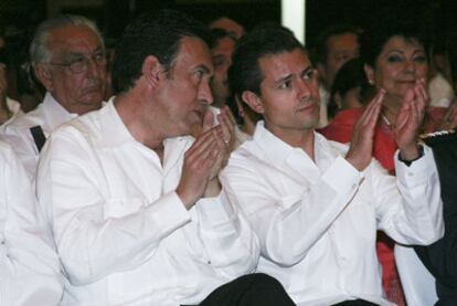 Humberto Moreira (izquierda), junto a Enrique Peña Nieto, candidato del PRI, durante un acto oficial.