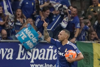 El centrocampista del Oviedo Santi Cazorla celebra su gol de penalti durante el partido este sábado.