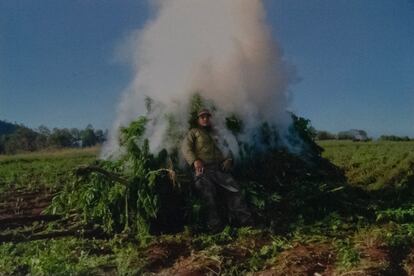 Una fotografía muestra al subteniente Francisco Javier Soto durante un operativo de quema de marihuana incautada.