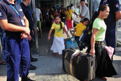 Un grupo de gitanos rumanos llega al aeropuerto de Bucarest