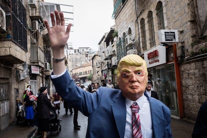 Un hombre disfrazado de Donald Trump paseas por las calles del barrio de Mea Shearim durante las celebraciones de Purim.