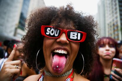 "Soy bi", se lee en los lentes de una participante del desfile.