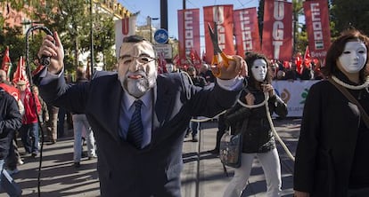 Un manifestante disfrazado de Mariano Rajoy, en la protesta de Sevilla.