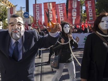 Un manifestante disfrazado de Mariano Rajoy, en la protesta de Sevilla.
