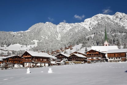 Pintoresco y típico pueblo alpino del Tirol, en Alpbach el esquí y en senderismo son las actividades principales. Pero además de recibir turistas, Alpbach es la sede de un foro anual europeo que reúne a líderes de ámbitos como la política, las ciencias, el arte o la economía. El físico austriaco, y premio Nobel, Erwin Schrödinger está enterrado en Alpbach.