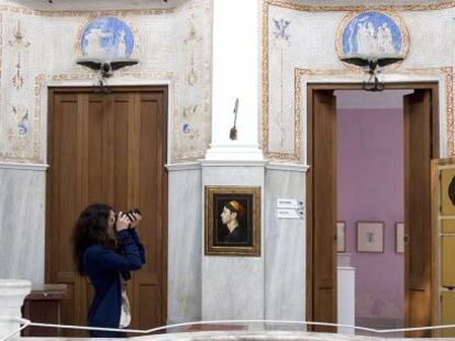 Una visitante en la muestra Cádiz Preview, en la Casa Aramburu.