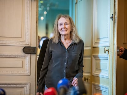 La escritora Annie Ernaux llega a la conferencia de prensa organizada tras el anuncio de la concesión del Nobel, este 6 de octubre, en la sede de Gallimard en París.