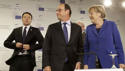 Renzi, Hollande yMerkel, en la cumbre europea de Milán.