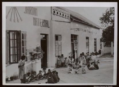 Varios niños juegan en el patio de un jardín maternal. (Auxilio Social 1936-1939). BIBLIOTECA NACIONAL