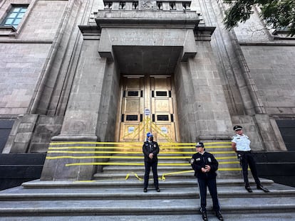 Policías resguardan la sede de la Suprema Corte, el 4 de septiembre en Ciudad de México.