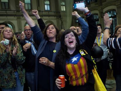 Simpatizantes de ERC celebran, en la sede electoral del partido, los resultados de las elecciones municipales en los que el candidato republicano Ernest Maragall ha vencido en Barcelona. 