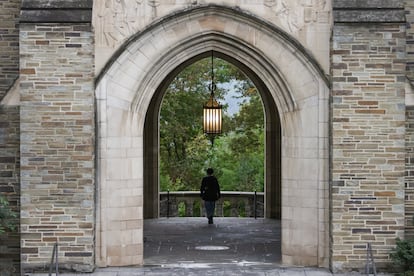 Un estudiante cruza un arco en el Myron Taylor Hall, en el campus de la Universidad de Cornell, en Ithaca, Nueva York