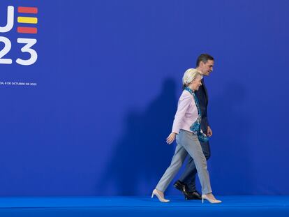 La presidenta de la Comisión Europea, Ursula von der Leyen, y el presidente español en funciones, Pedro Sánchez, en Granada este viernes.