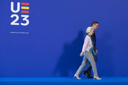 La presidenta de la Comisión Europea, Ursula von der Leyen, y el presidente español en funciones, Pedro Sánchez, en Granada este viernes.