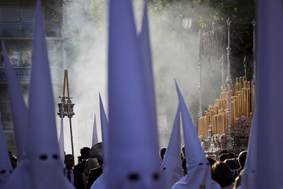 Detalle de la llegada del palio de la Virgen del Subterráneo, de la Hermandad de la Cena, a la plaza de la Campana, en la Semana Santa de Sevilla del pasado domingo.