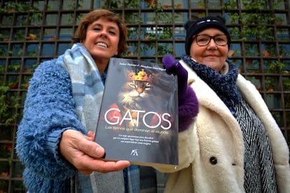 Almudena Díaz-Miguel y Esther Pedraza muestran un ejemplar de 'Gatos. Los felinos que dominan el mundo' que se publicó el 10 de noviembre de 2023