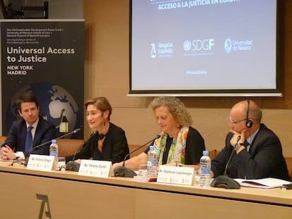 Jornada "Acceso a la Justicia en la Unión Europea" de izqda. a dcha. Jorge Noval, decano de la Facultad de Derecho de la Universidad de Navarra; Victoria Ortega, presidenta del Consejo General de la Abogacía Española; Paloma Duran, directora del Fondo para los Objetivos de Desarrollo Sostenible de Naciones Unidas, y Stéphane Leyenberger, Jefe de la División de Independencia y Eficiencia de la Justicia de la Dirección General de Derechos Humanos y Estado de Derecho del Consejo de Europa (CEPEJ).