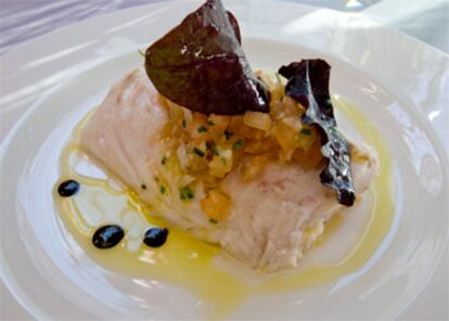 Cogote de merluza a la plancha con su refrito y patatas pan. Uno de los platos del restaurante Cañadío de Madrid.