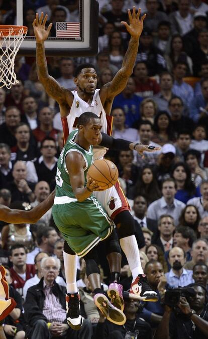 Rajon Rondo, de los Celtics, busca un pase ante Udonis Haslem, de los Heat