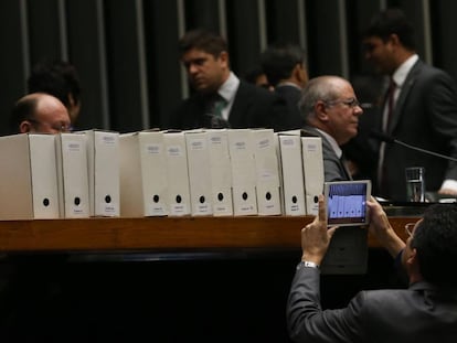 O processo contra Cunha durante a leitura do parecer pela cassa&ccedil;&atilde;o.