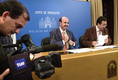 Gaspar Zarrías, ayer en la conferencia de prensa tras el Consejo de Gobierno en el Palacio de San Telmo.