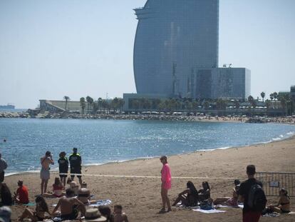 La platja de Sant Sebastià desallotjada per la Guàrdia Urbana de Barcelona