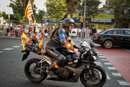 Un motorista vestido de negro y con banderas con toros pintados calentó la concentración celebrada en la Monumental.