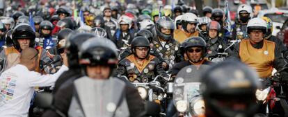 Una caravana de motociclistas