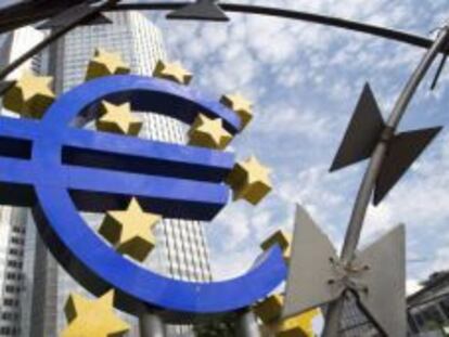 Logo del euro que decora los alrededores de la sede del BCE.