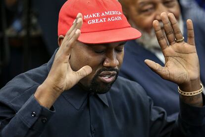 Kanye West – Qué mejor fecha que el señalado 4 de julio, Día de la Independencia de Estados Unidos, para postularse como próximo líder del país. El rapero publicó un tuit (con más de un millón de ‘Me gusta’) anunciando su candidatura para las próximas elecciones generales afirmando que “ahora debemos cumplir la promesa de Estados Unidos al confiar en Dios, unificar nuestra visión y construir nuestro futuro”. Aunque la idea de poner el broche de oro a este 2020 con Kim Kardashian como primera dama podría ser un placer culpable, lo cierto es que sus opciones son prácticamente nulas y parece más una estrategia de búsqueda de atención mediática por parte del controvertido artista. ¿Qué opinará Donald Trump de la competencia desleal de su íntimo amigo?