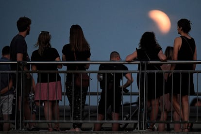 Una vista del eclipse lunar en su fase inicial en Varsovia, Polonia.