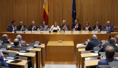 Ana Pastor, acompañada del presidente de los rectores, Roberto Fernández (a la derecha) en el Congreso. 