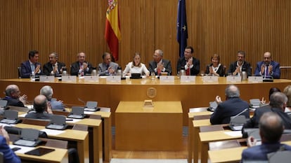 Ana Pastor, acompañada del presidente de los rectores, Roberto Fernández (a la derecha) en el Congreso. 