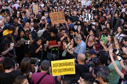 Centenares de personas se manifiestan en la Plaza del Callao tras la tragedia de Nador